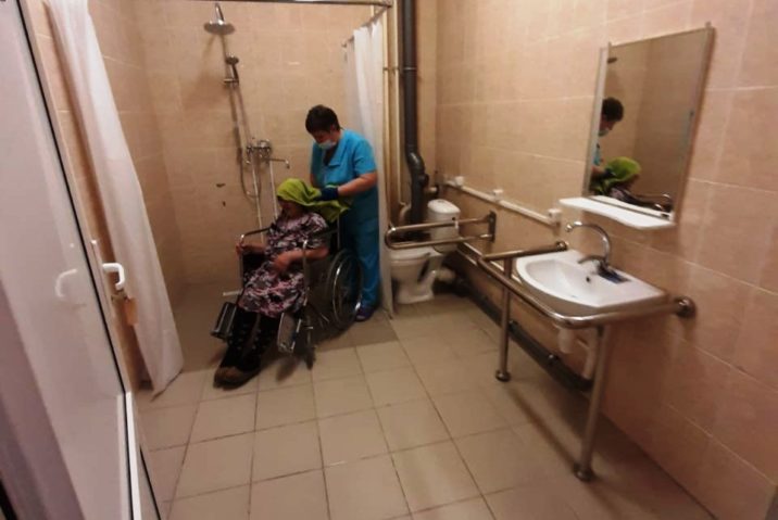 Душевая для маломобильных жильцов интерната в Семикаракорске Ростовской области, созданная фондом. Раньше в отделении милосердия душевой не было